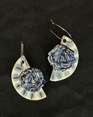 35. Zilie Ziedi Uz Porcelāna